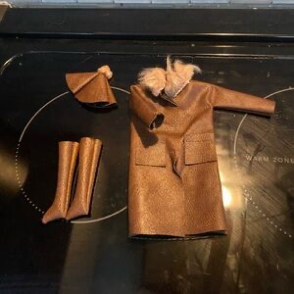 Blonde Fashion Doll in Brown Outfit and Matching Hat - Picture 4 of 6